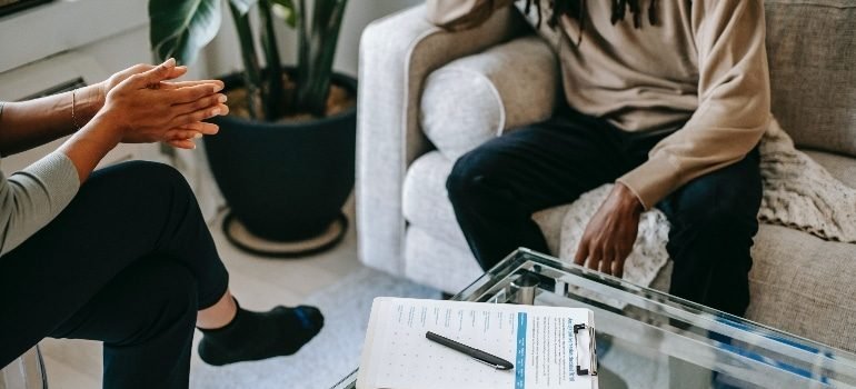 two persons discussing about Individual and Family Therapy at Drug and Alcohol Treatment Centers in Florida