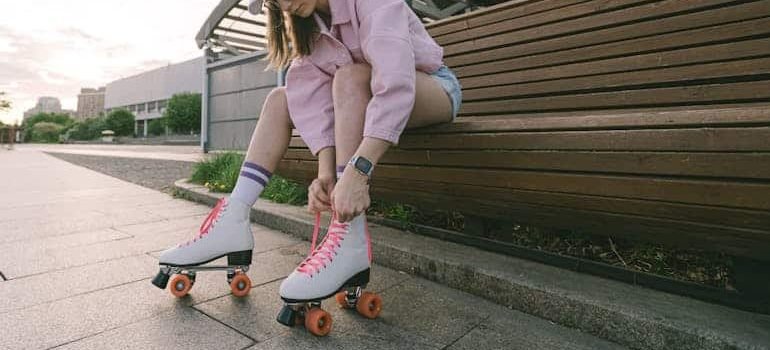 girl tying her rolerblades